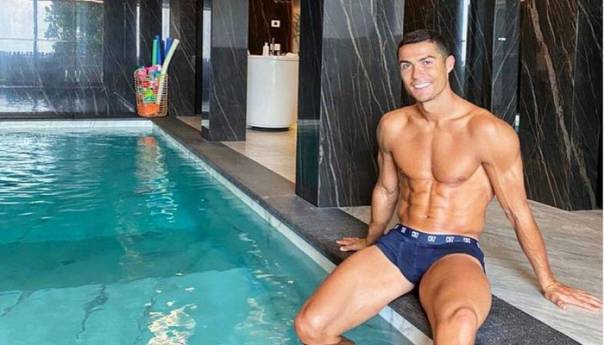 Ronaldo na Facebooku objavio fotografiju s bazena i opisao život s koronom