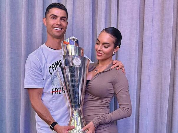Ronaldo proslavio trofej sa ženom: Zajedno s peharom u rukama