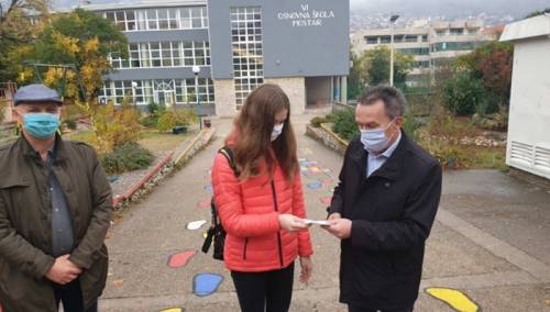 Rotary klub Mostar uručio donaciju mostarskoj plivačici Lani Pudar