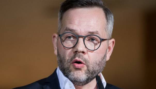 Roth: Ožiljci zbog Srebrenice još uvijek bole, a političari podgrijavaju tenzije