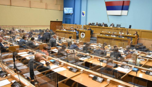 RS ide u 'uzburkane vode': Danas o zabrani objave Schmidtovih odluka