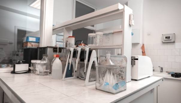 RS: Virus potvrđen kod 97 osoba, troje preminulo, na respiratorima 71