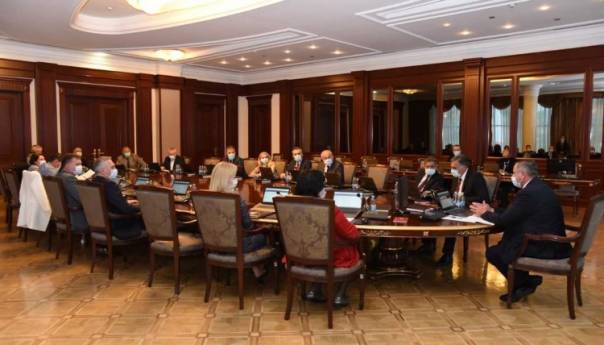 RS: Maske više nisu obavezne na otvorenom