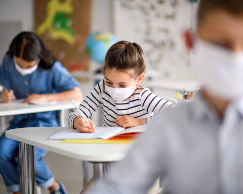 RS: Otvaraju se bašte kafića, niži razredi kreću u školu