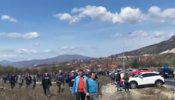 Rudari probili policijski kordon i blokirali autoput, jedan rudar povrijeđen