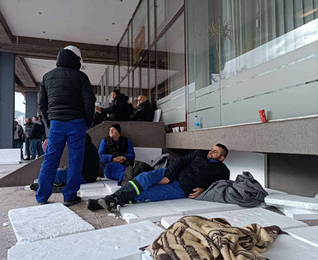 Rudari proveli noć na otvorenom, danas protest pred Gradskom upravom Zenica