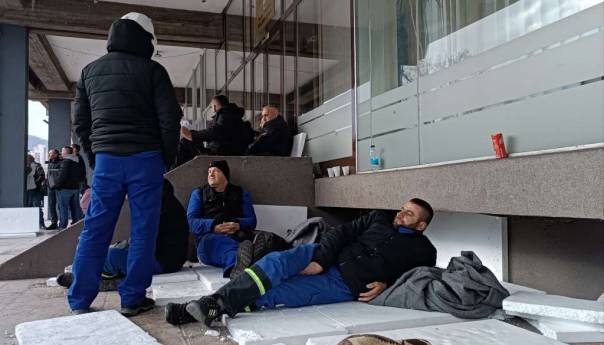 Rudari proveli noć na otvorenom, danas protest pred Gradskom upravom Zenica