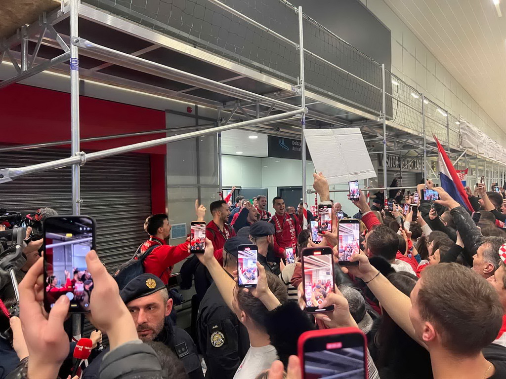 Rukometaši Hrvatske dočekani na aerodromu uz Thompsonove pjesme