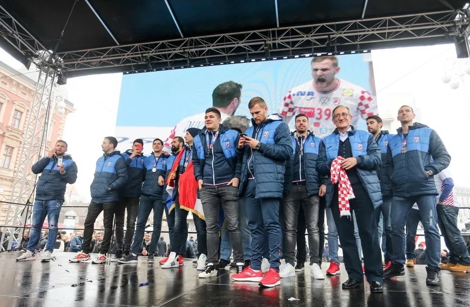 Rukometaši Hrvatske dočekani na Trgu, slavili s 10 hiljada navijača