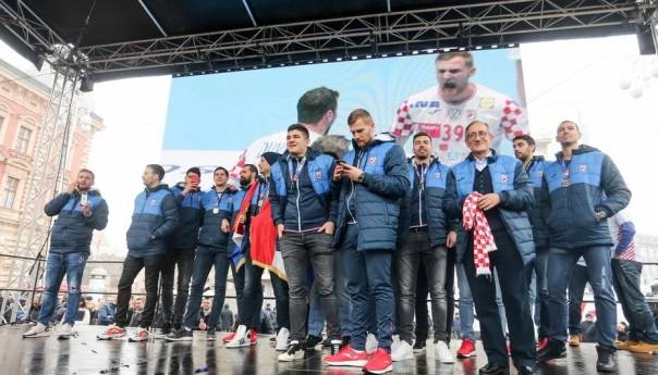 Rukometaši Hrvatske dočekani na Trgu, slavili s 10 hiljada navijača