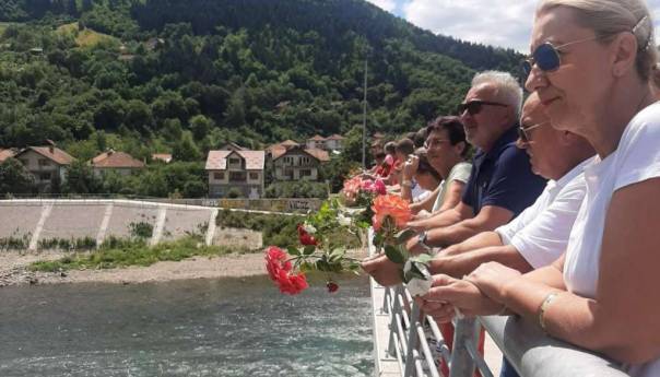 Rukometaši Radničkog iz Goražda odali počast žrtvama genocida