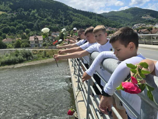 Rukometaši Radničkog odali počast: Iz Goražda Drinom zaplovile ruže prema Srebrenici