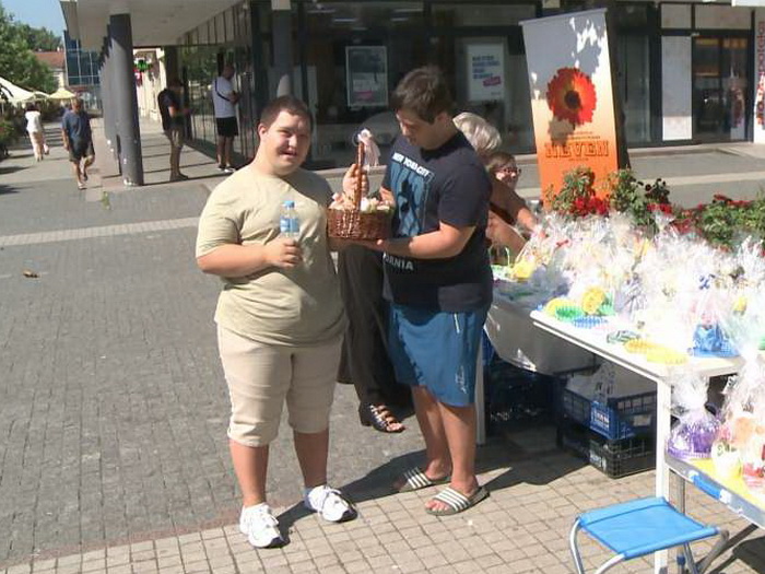 Rukotvorine s posebnom pričom na Malom gradskom trgu u Prijedoru