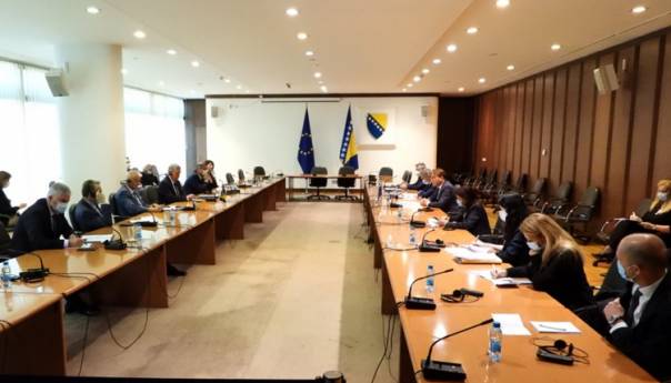 Varhelyi u Parlamentu BiH predstavio plan investicija EU