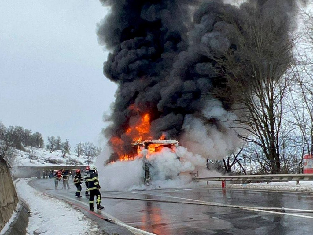 Rumunija: Zapalio se krcat autobus, vozilo potpuno uništeno