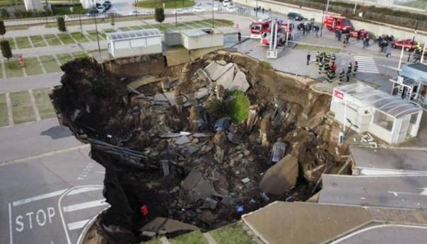 Rupa duboka 20 m progutala automobile u Napulju