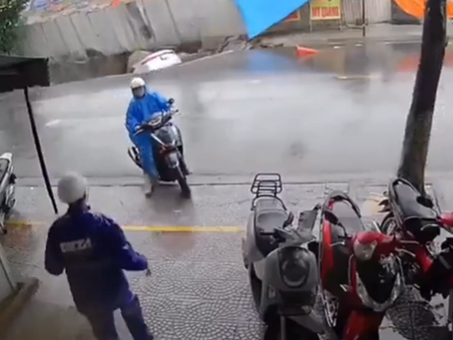 Rupa duboka dva metra "progutala" automobile u Vijetnamu