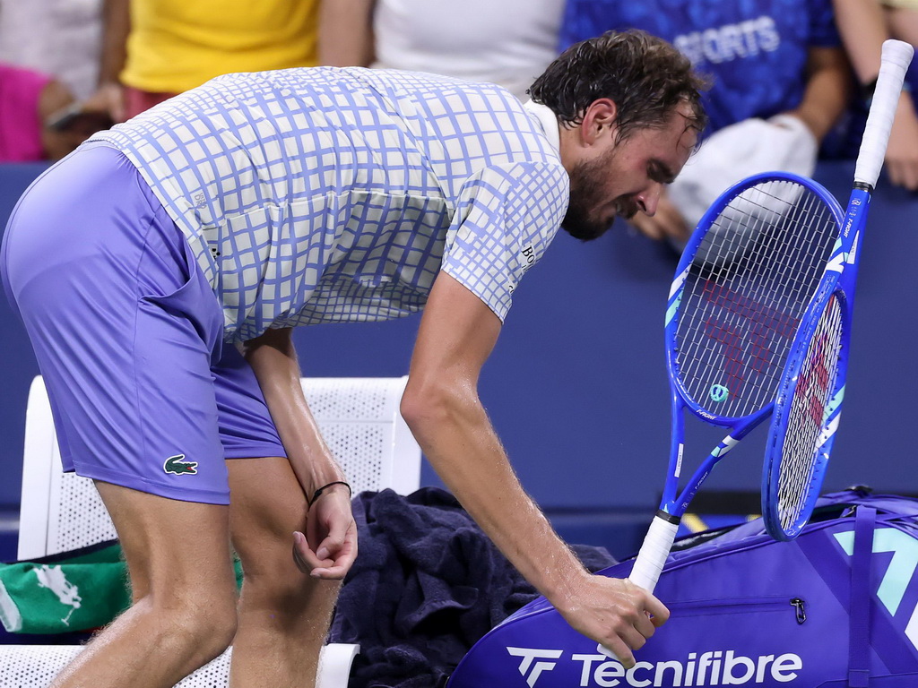 Rus izazvao nezapamćen skandal na US Openu: Vrijeđao sudiju i kamermana, razbijao rekete...