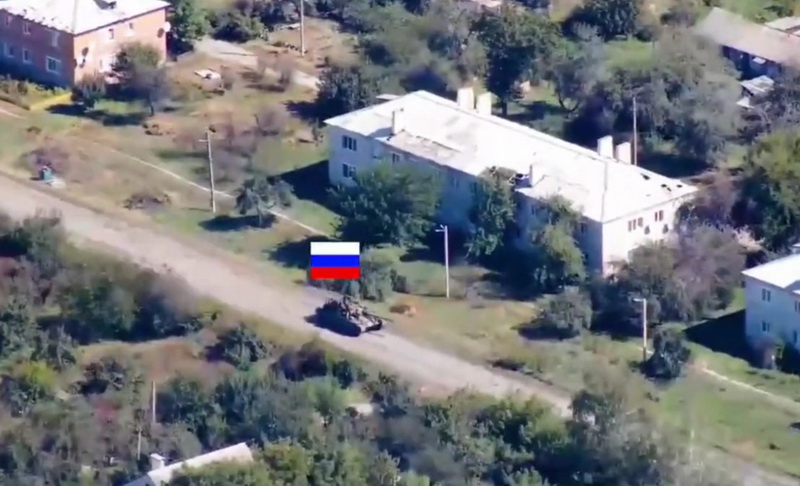 Rusi bježe tenkom, iz njega ispadaju vojnici