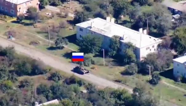 Rusi bježe tenkom, iz njega ispadaju vojnici