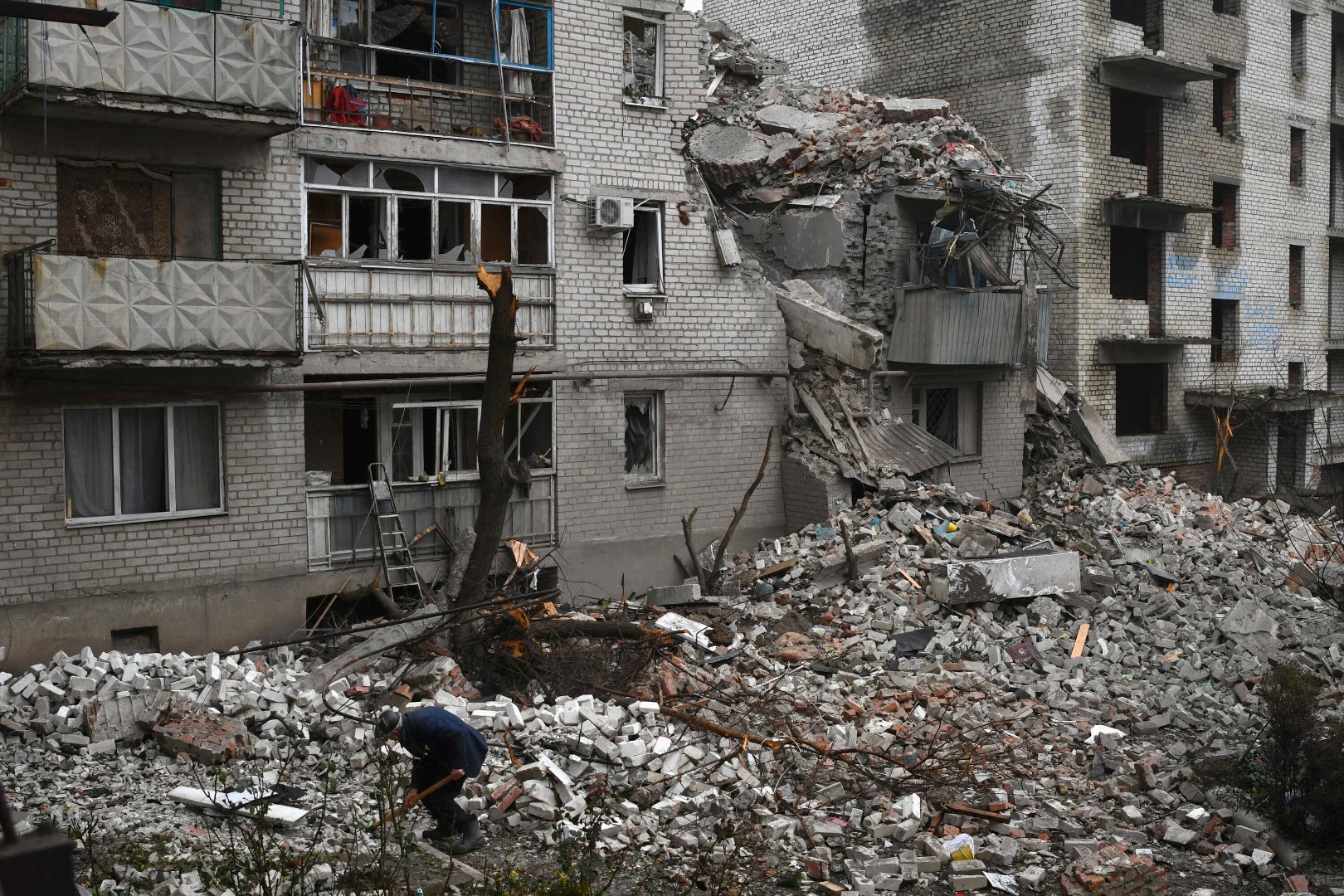 Rusi gađaju civilne objekte u Hersonu, u toku evakuacija stanovnika