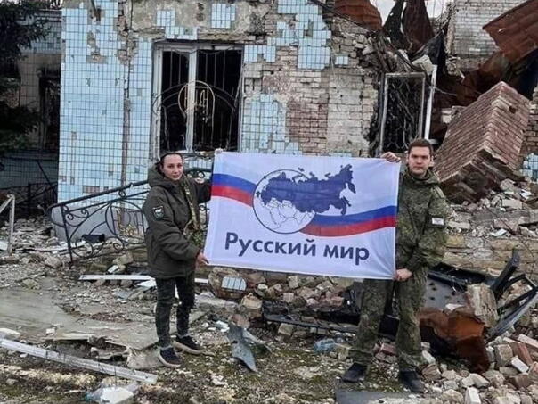 Rusi pozirali u razorenoj Avdijivki s kartom 'ruskom svijeta', na njoj je i Balkan