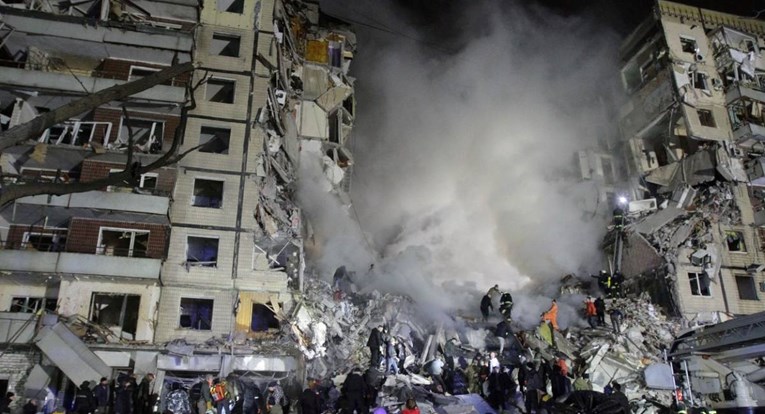 Rusi raketom srušili zgradu, broj mrtvih raste