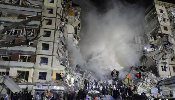 Rusi raketom srušili zgradu, broj mrtvih raste