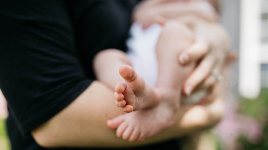 Rusija će zabraniti strancima da koriste surogat majke