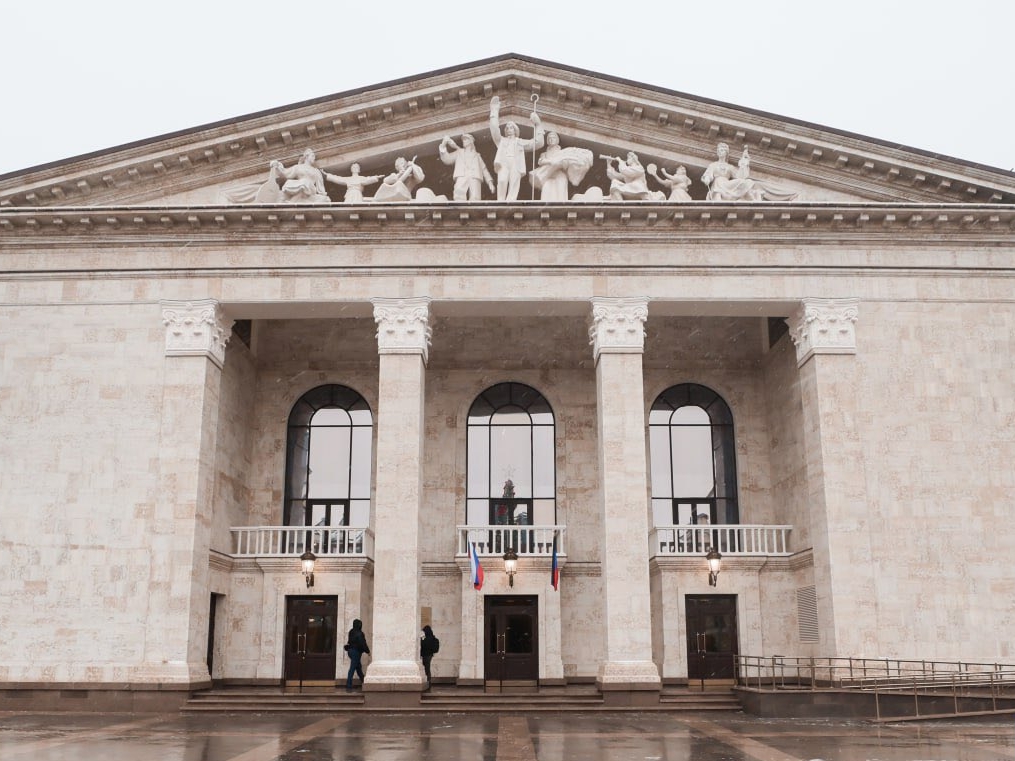 Rusija ponovo otvorila opsadom razoreno pozorište u Mariupolju