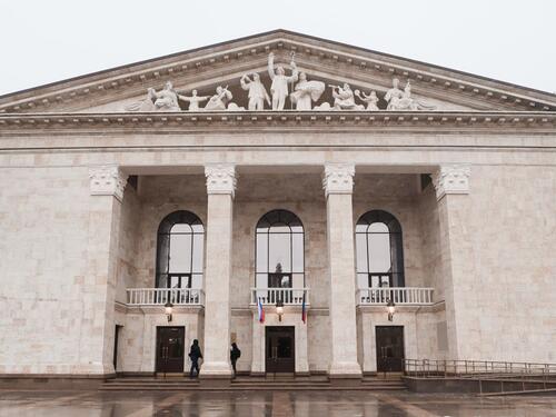 Rusija ponovo otvorila opsadom razoreno pozorište u Mariupolju
