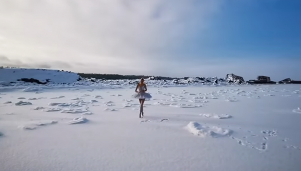 Ruska balerina u znak protesta na -15 stepeni izvela scenu iz 'Labudovog jezera'