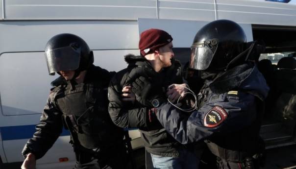 Ruska policija privela četvoro novinara zbog podsticanja na antivladine proteste