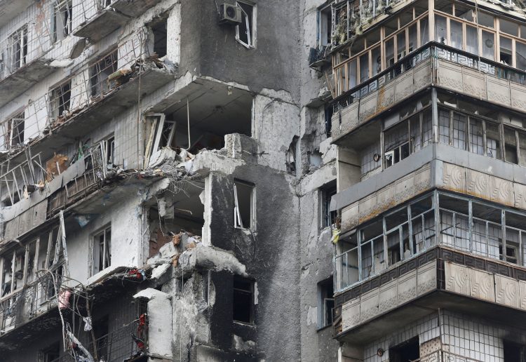 Ruske snage pogodile stambeni neboder u Mikolajevu, dvoje ljudi ubijeno, ima ranjenih