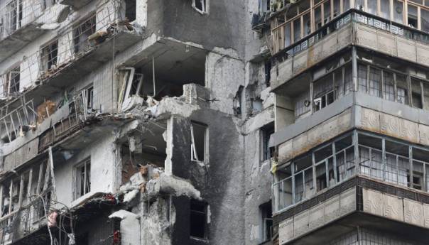 Ruske snage pogodile stambeni neboder u Mikolajevu, dvoje ljudi ubijeno, ima ranjenih