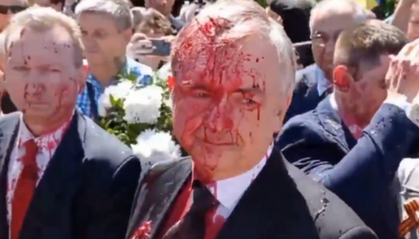 Ruski ambasador u Poljskoj poliven je crvenom bojom na groblju