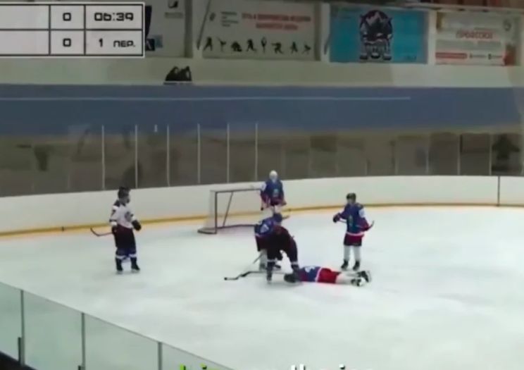 Ruski hokejaš se srušio tokom utakmice i preminuo, kamera sve zabilježila