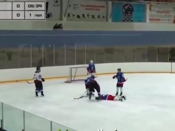 Ruski hokejaš se srušio tokom utakmice i preminuo, kamera sve zabilježila