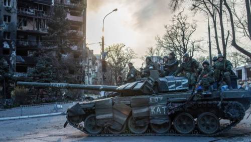 Ruski vojnici ukopavaju ubijene ukrajinske civile