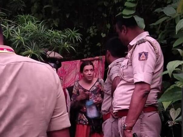 Ruskinja danima živjela sa kćerkama u izolovanoj špilji: "Naš dom je uništen"