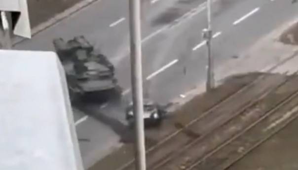 Rusko oklopno vozilo pregazilo automobil u pokretu