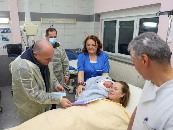 Ružnić obišao dežurne službe i darovao prvu bebu rođenu u 2026.