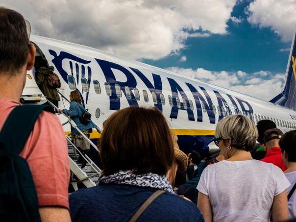 Ryanairov avion udario u cisternu za gorivo na aerodromu, putnici hitno evakuisani