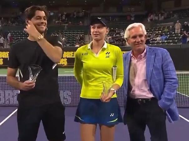 Rybakina uklonila ruku muškarca od sebe tokom dodjele trofeja