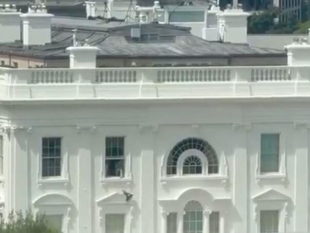 S prozora Bijele kuće bačena crna vreća: Šta je bilo u njoj?