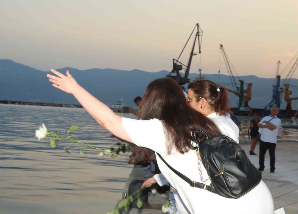 S pulske rive u more bačene bijele ruže za žrtve genocida u Srebrenici