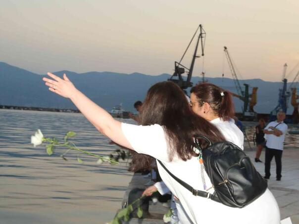S pulske rive u more bačene bijele ruže za žrtve genocida u Srebrenici