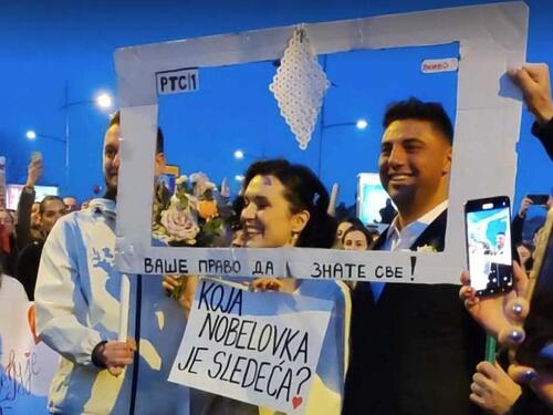 S vjenčanja na blokadu: Mlada bacila buket studenticama na mostu