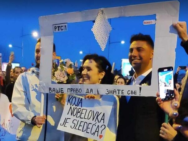 S vjenčanja na blokadu: Mlada bacila buket studenticama na mostu