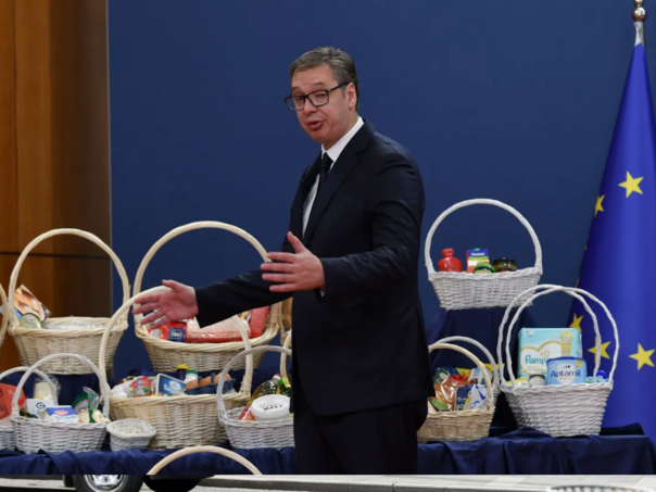 Sa korpama punim proizvoda: Vučić najavio "bolji život"